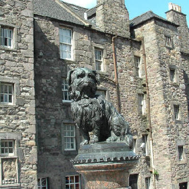 Памтник-фонтан, установленный в честь преданной собаки Бобби