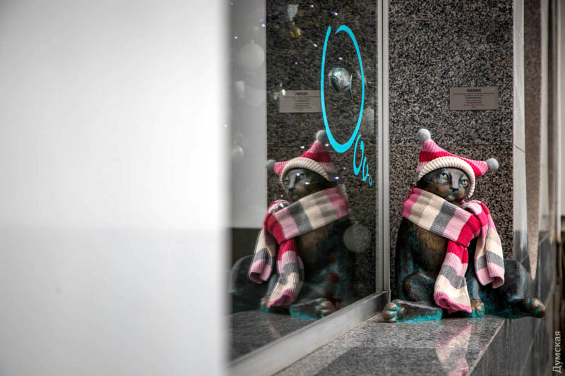 Скульптуру Чилика художница украсила теплой шапочкой и шарфиком