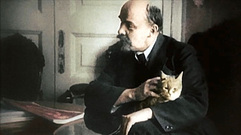 памятник Ленину с котом