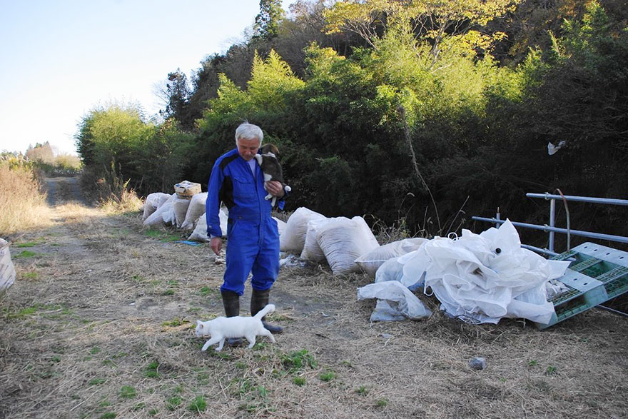 Наото Мацамура получает корм для животных