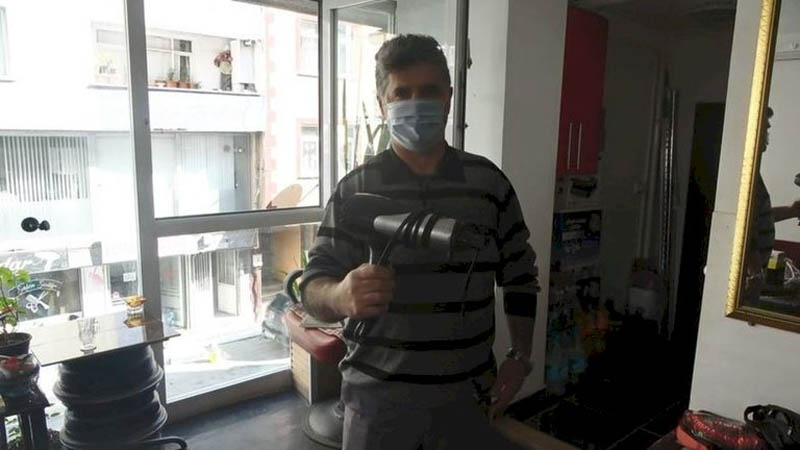 В Турции мужчина согрел продрогшего голубя феном