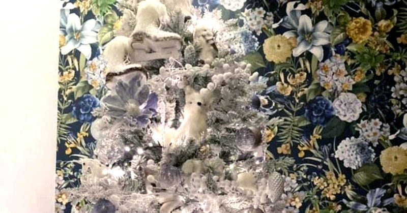 Кошка на рождественской елке