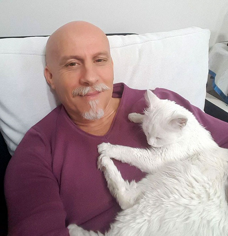 Спасение белого котенка в клинике Стамбула