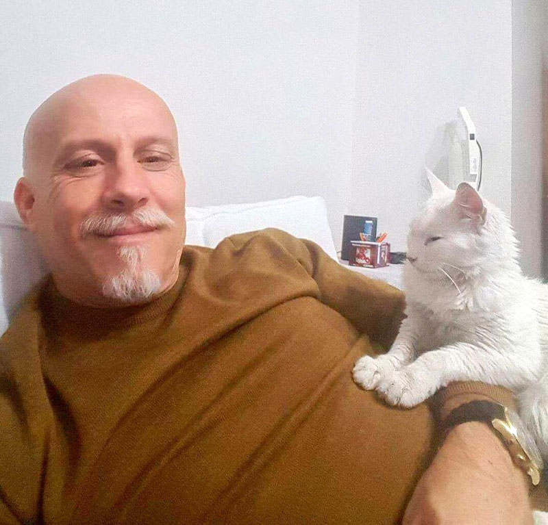 Спасение белого котенка в клинике Стамбула