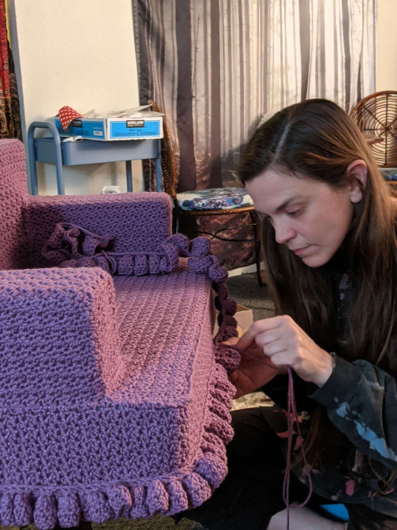 Татьяна Живаньши за изготовлением дивана для кошек