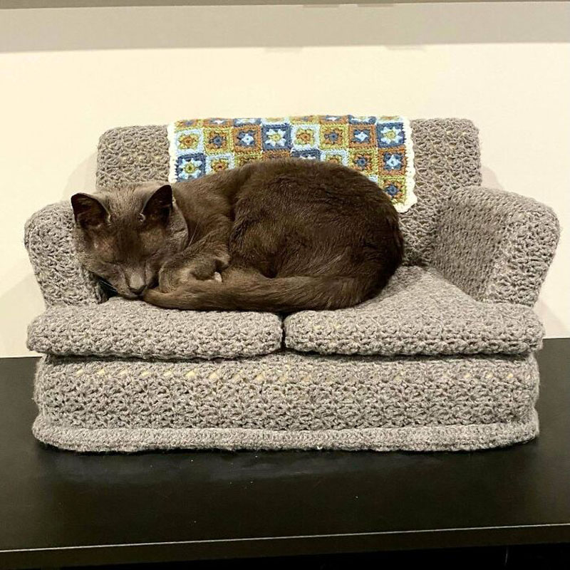 Вязаный диван для кошки